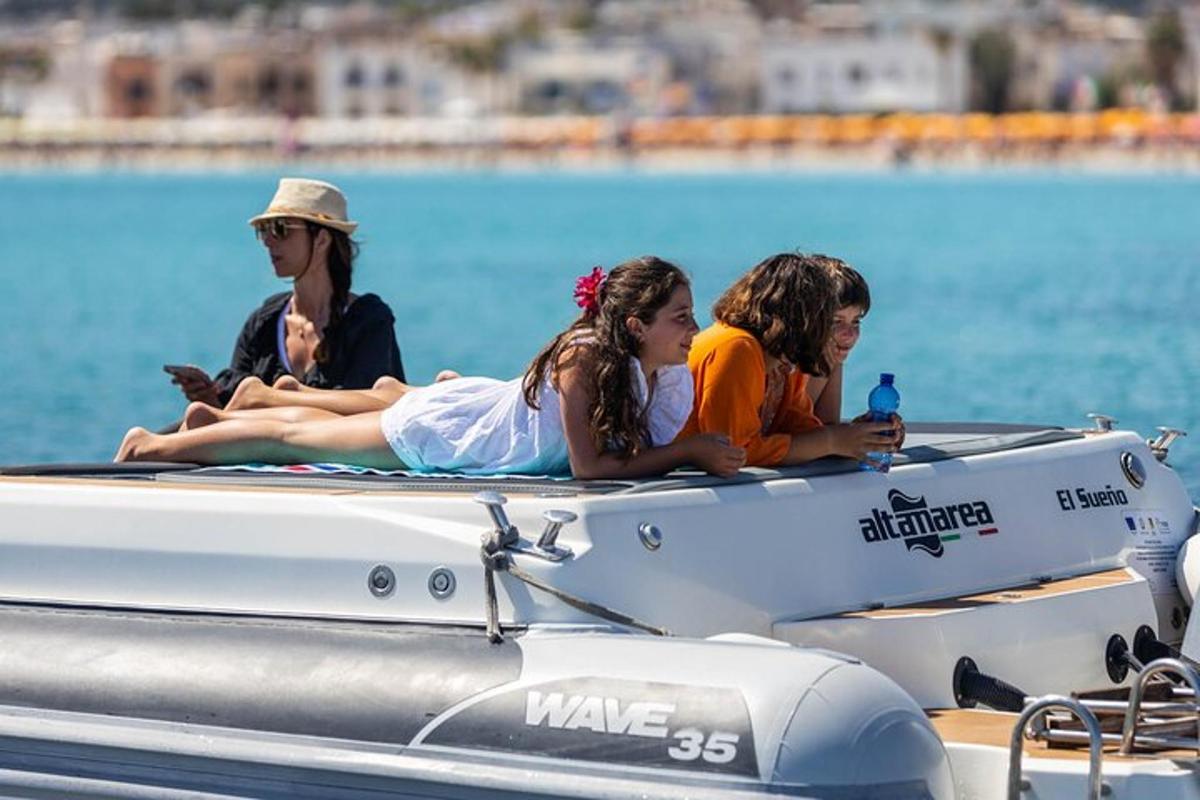 μια ομάδα ανθρώπων που κάθονται σε μια βάρκα στο νερό