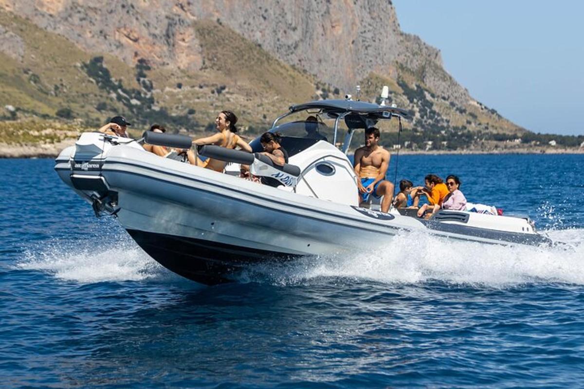 μια ομάδα ανθρώπων που ταξιδεύουν με μια βάρκα στο νερό