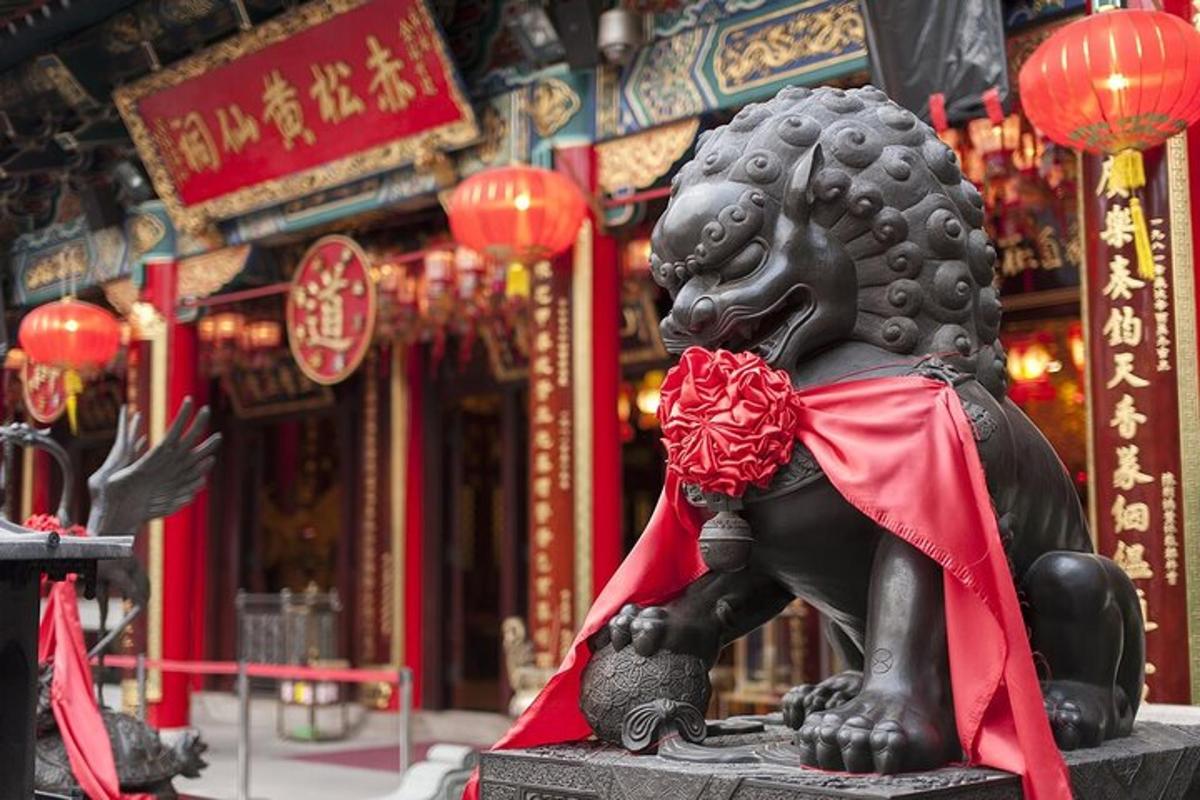 una statua di un leone davanti a un edificio