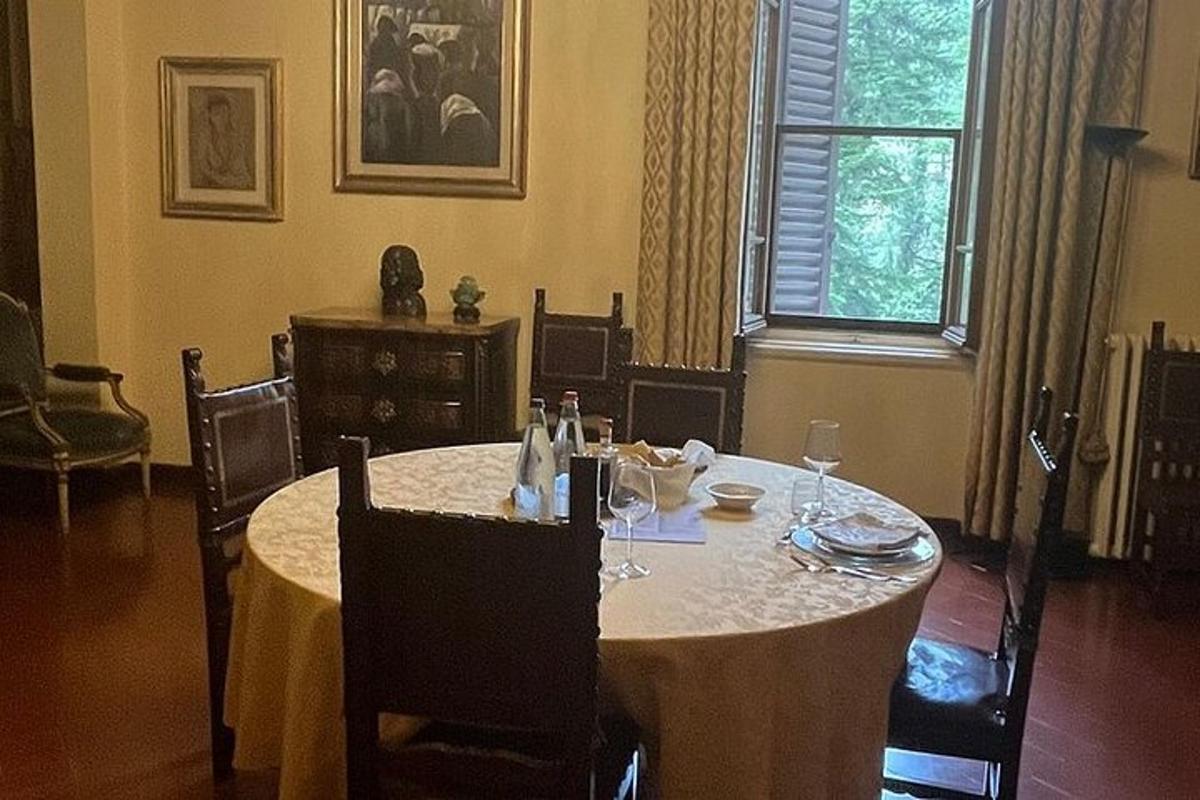una sala da pranzo con un tavolo e sedie e un tavolo e sediesktop