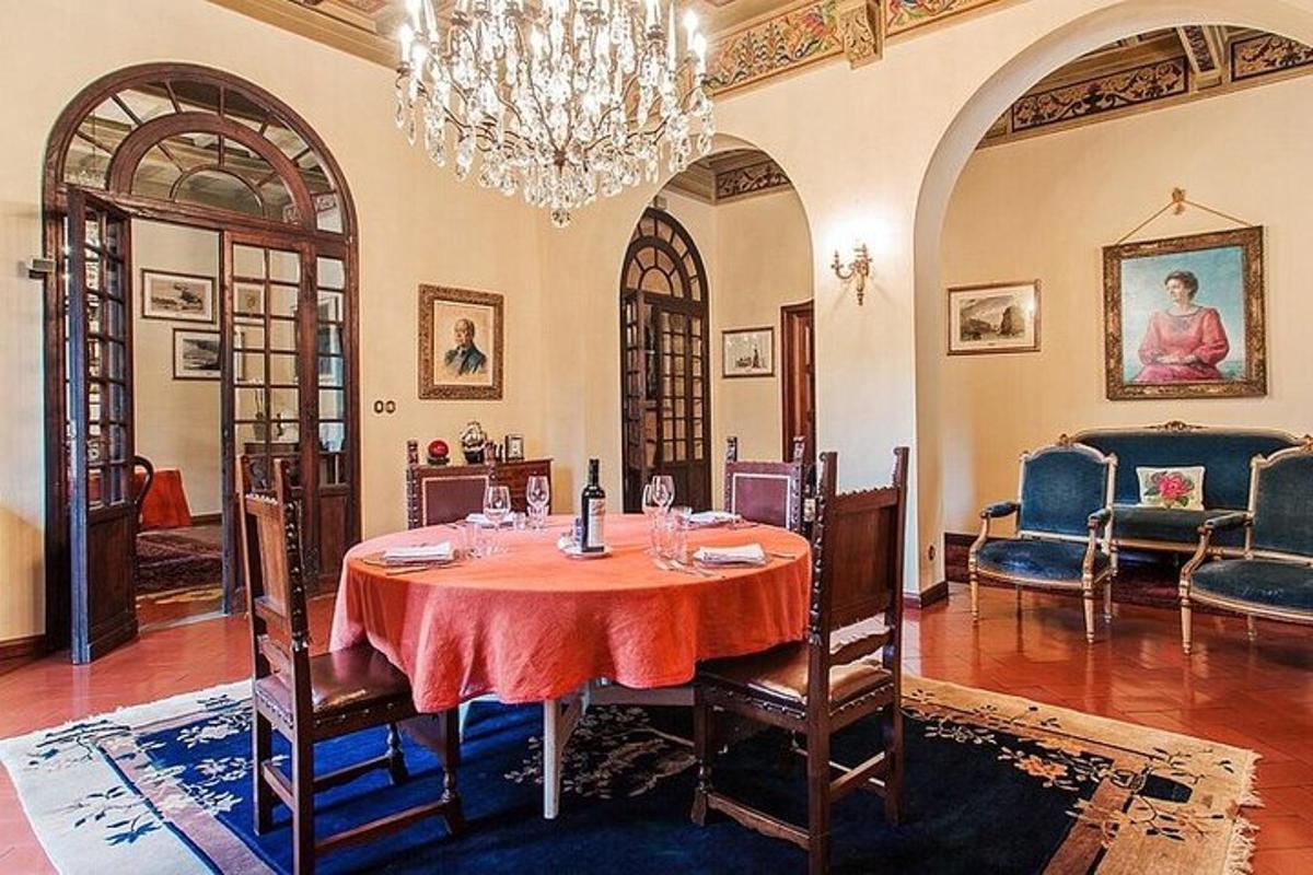una sala da pranzo con un tavolo e un lampadario