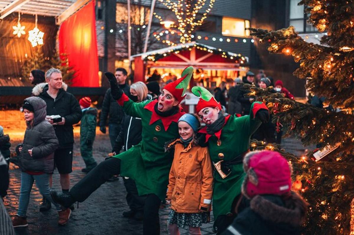 eine Gruppe von Menschen in Weihnachtskostümen tanzen