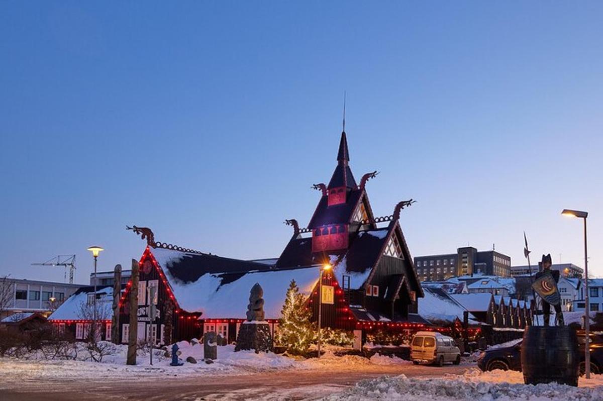 ein großes Gebäude mit einer Weihnachtsdekoration im Schnee