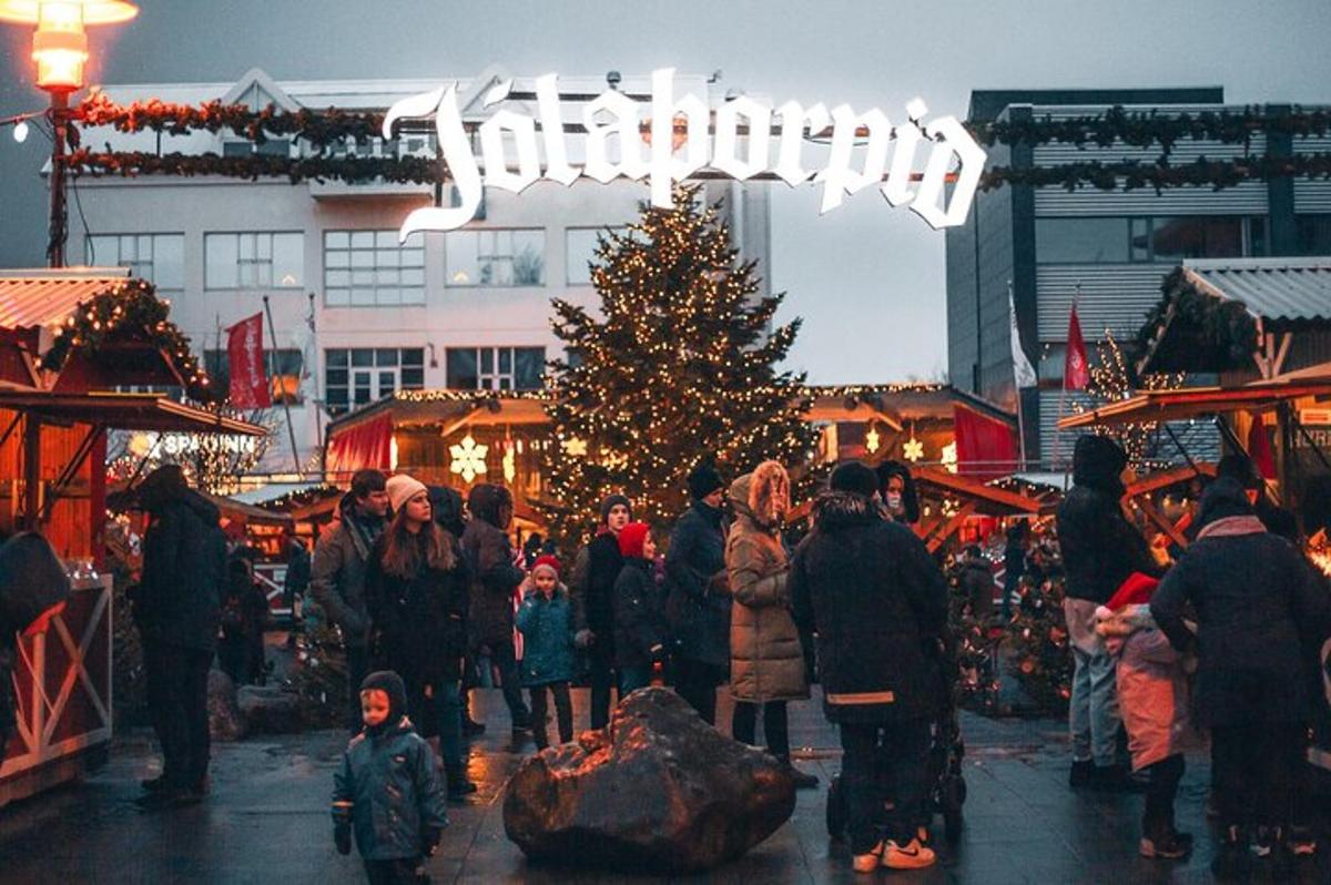 eine Gruppe von Menschen steht um einen Weihnachtsmarkt herum