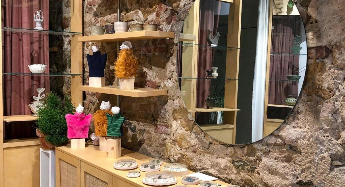 Un vestidor con un espejo y una mesa con ropa.
