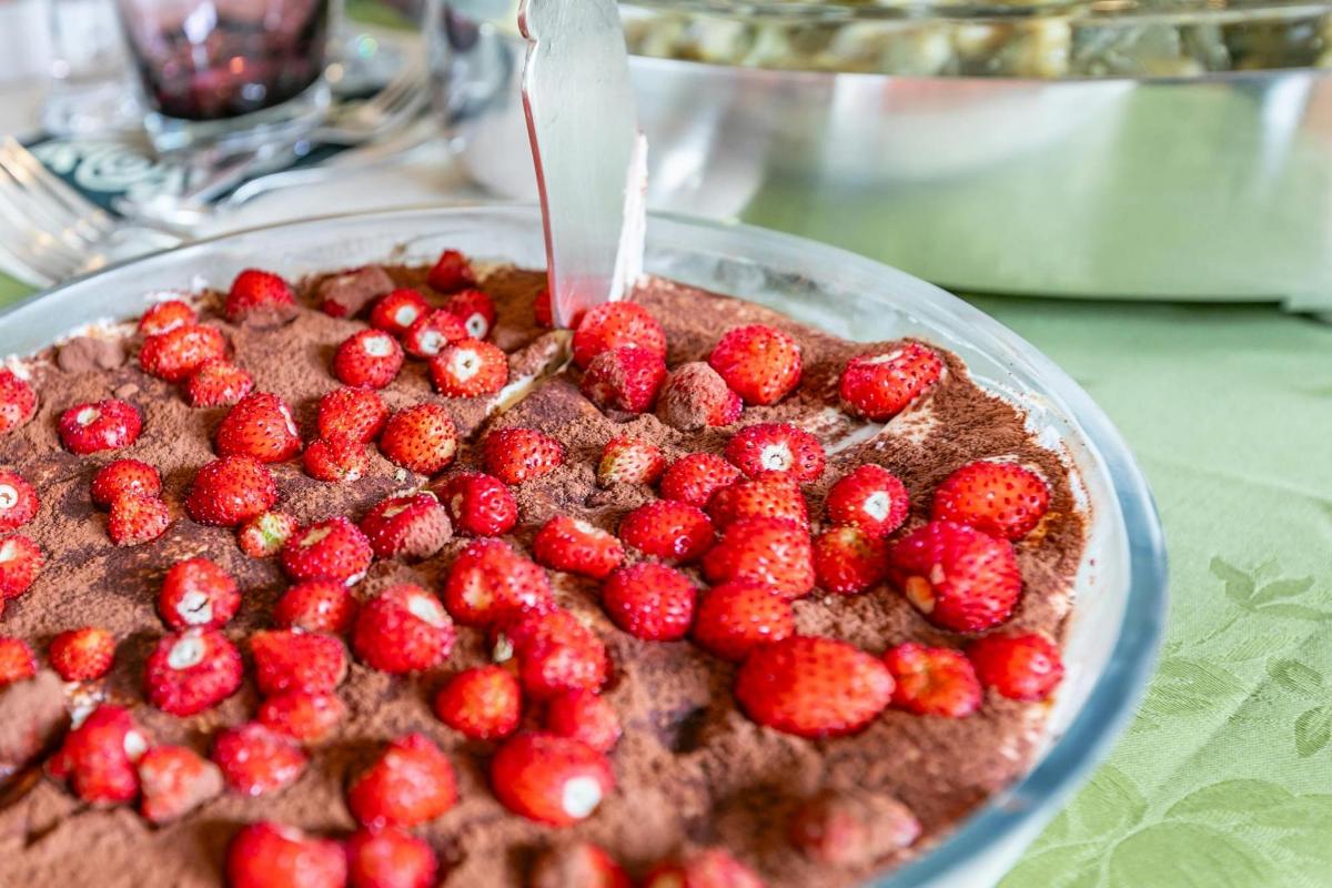 čokoladna torta z jagodami na vrhu na mizi