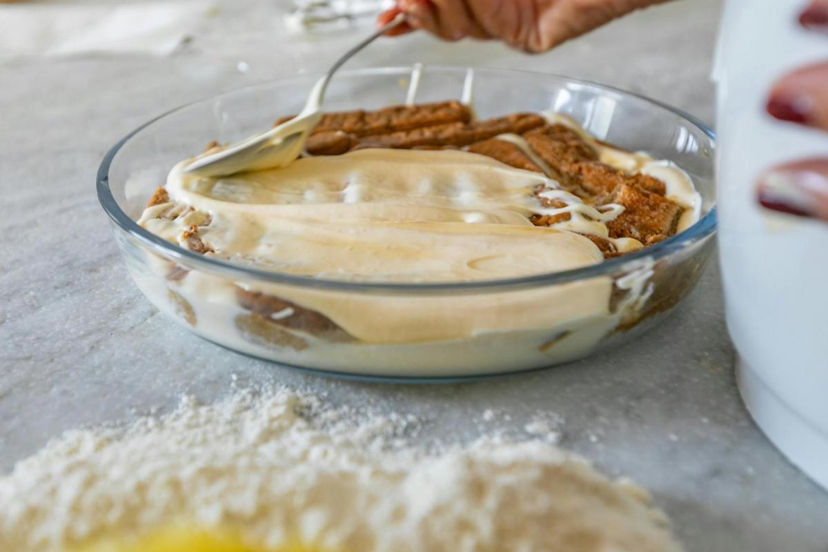 semangkuk makanan dengan sendok di dalamnya