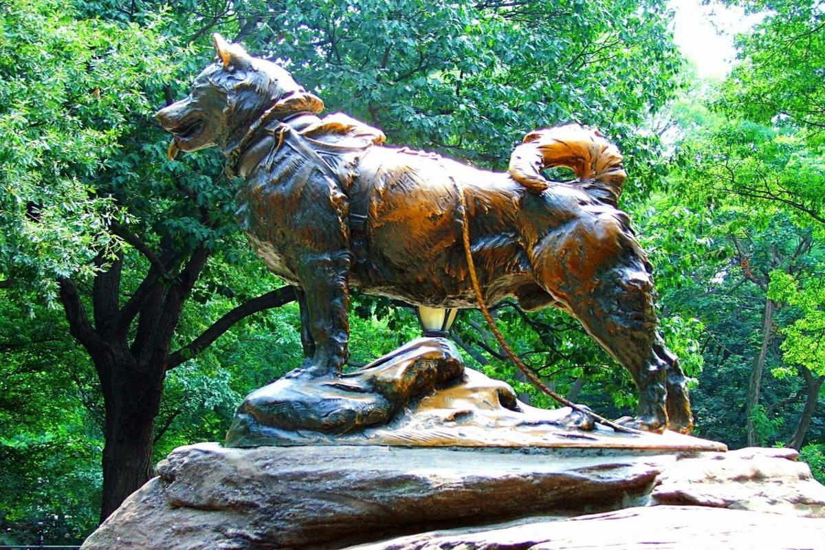una statua di un cavallo in cima a una roccia
