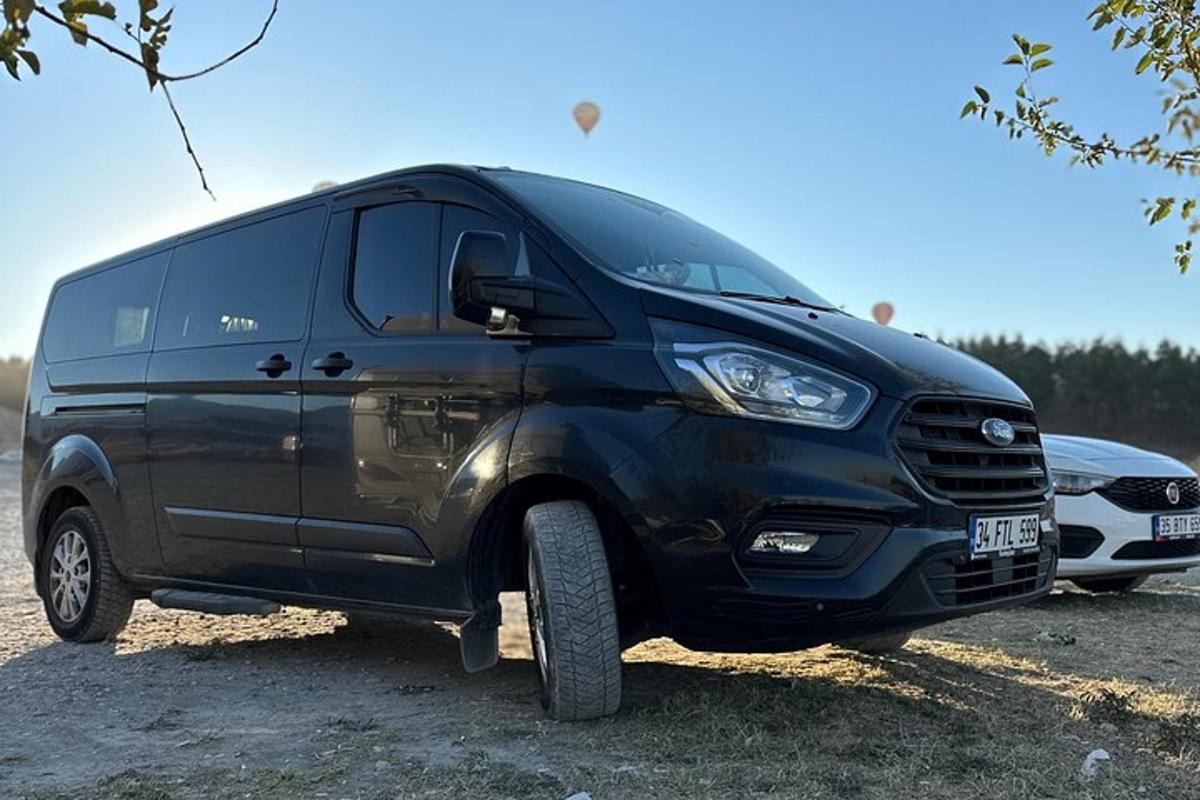 un furgone nero parcheggiato in un parcheggio