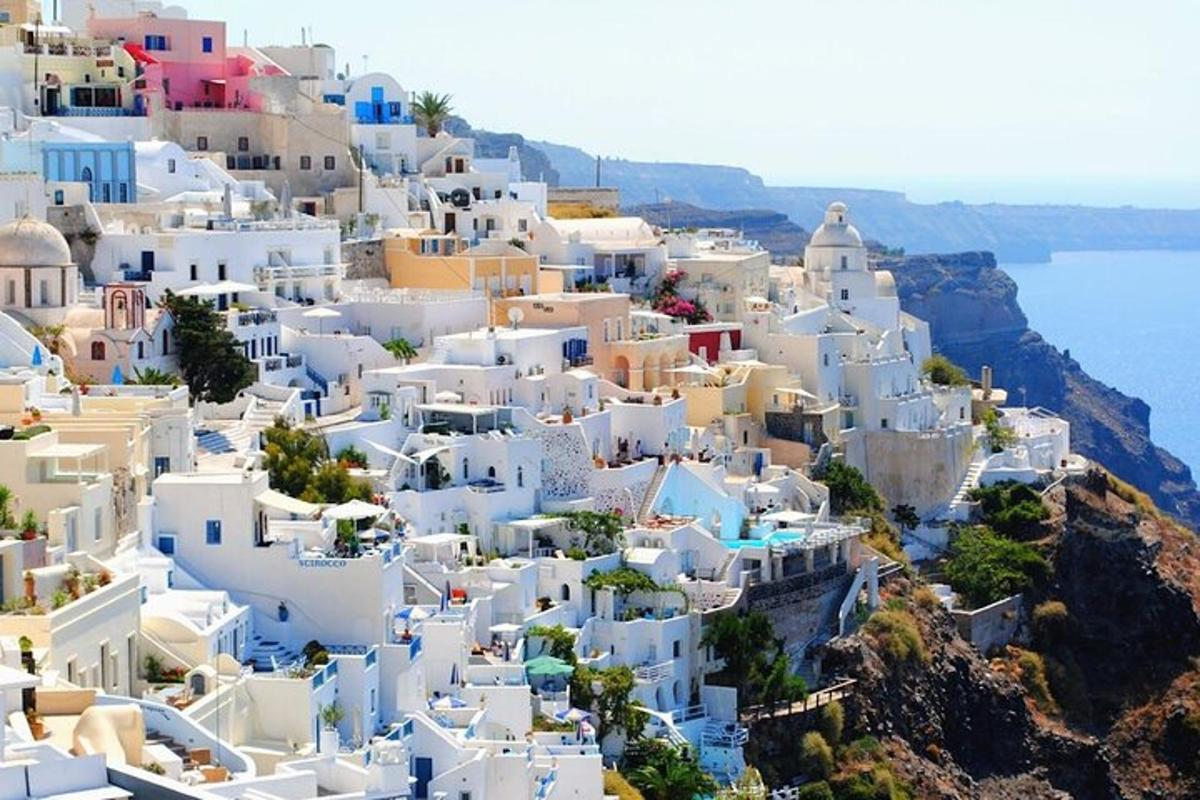 un grupo de edificios blancos en la ladera de una montaña