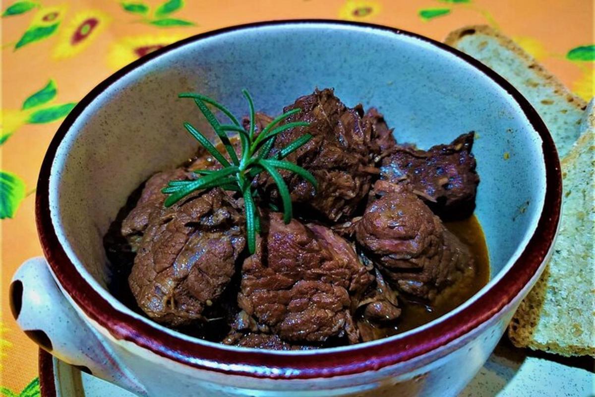 skleda hrane z mesom in kruhom na mizi