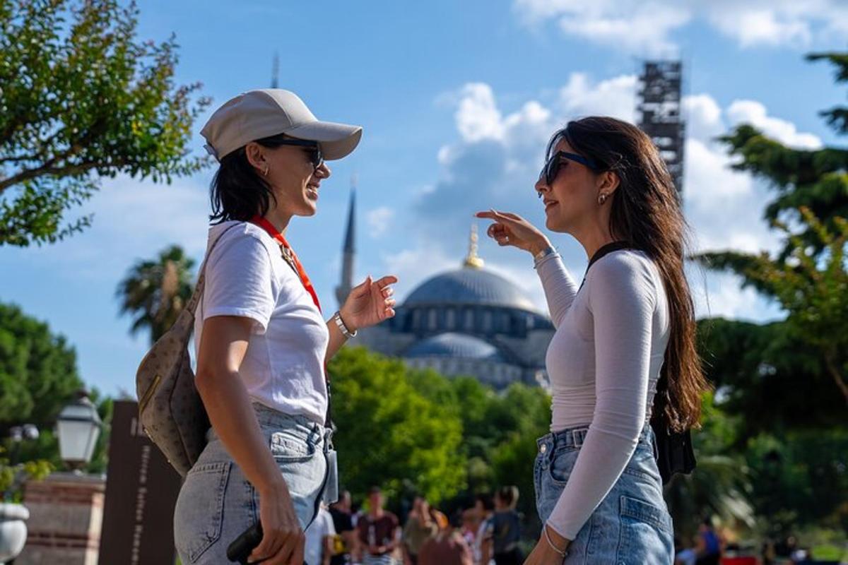 două femei care stau una lângă alta și vorbesc