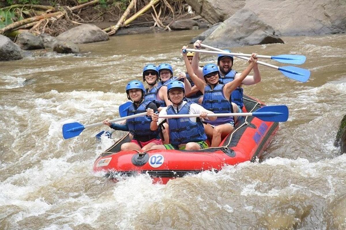 un grup de persones en una bassa en un riu