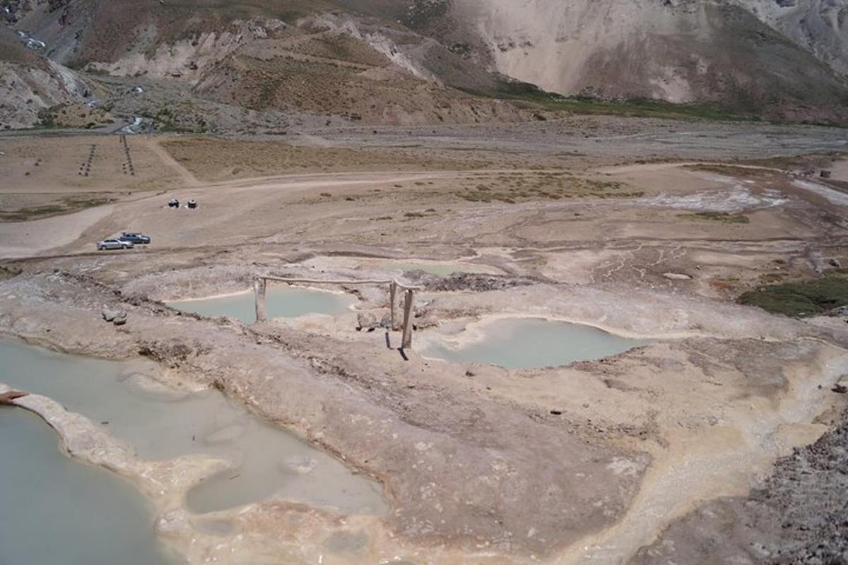uma vista aérea de um campo de terra com dois lagos