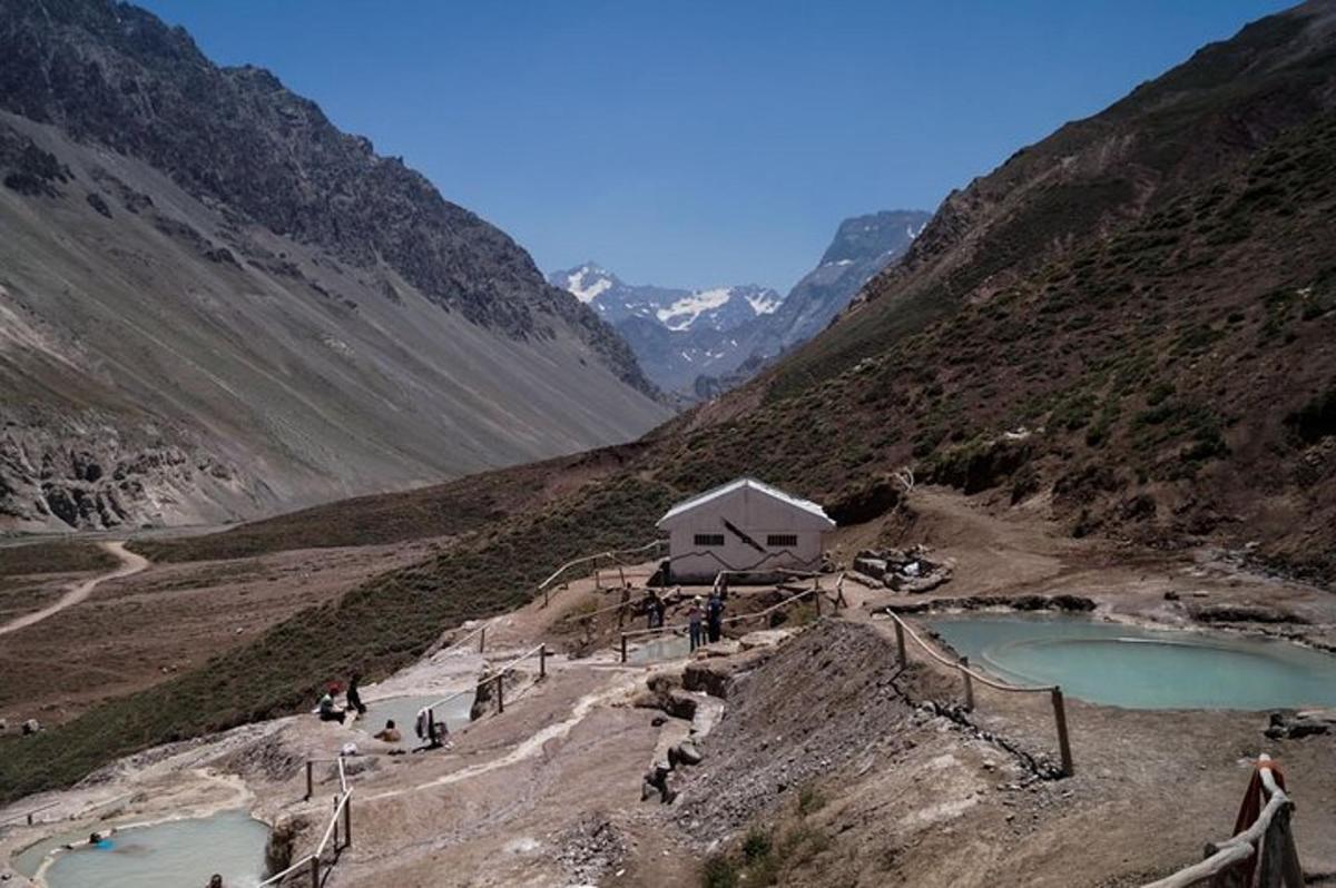 um edifício no meio de uma montanha com dois lagos
