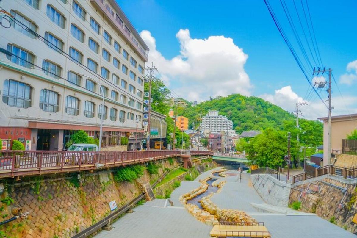 Un puente sobre un río en una ciudad con edificios.
