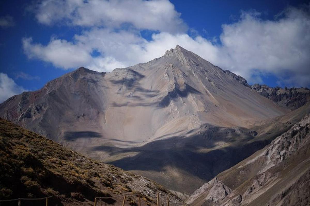 gunung yang tertutup salju dan awan di langit