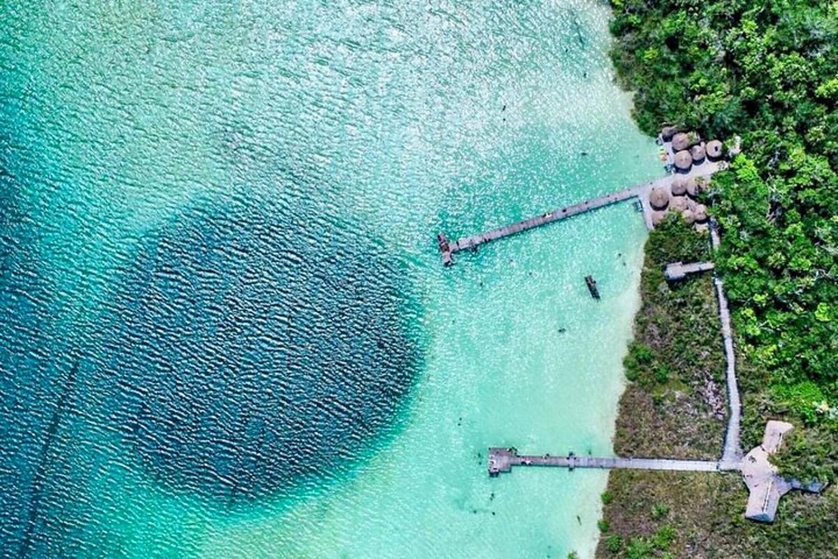 egy légi felvétel egy strandról, ahol egy móló van a vízben