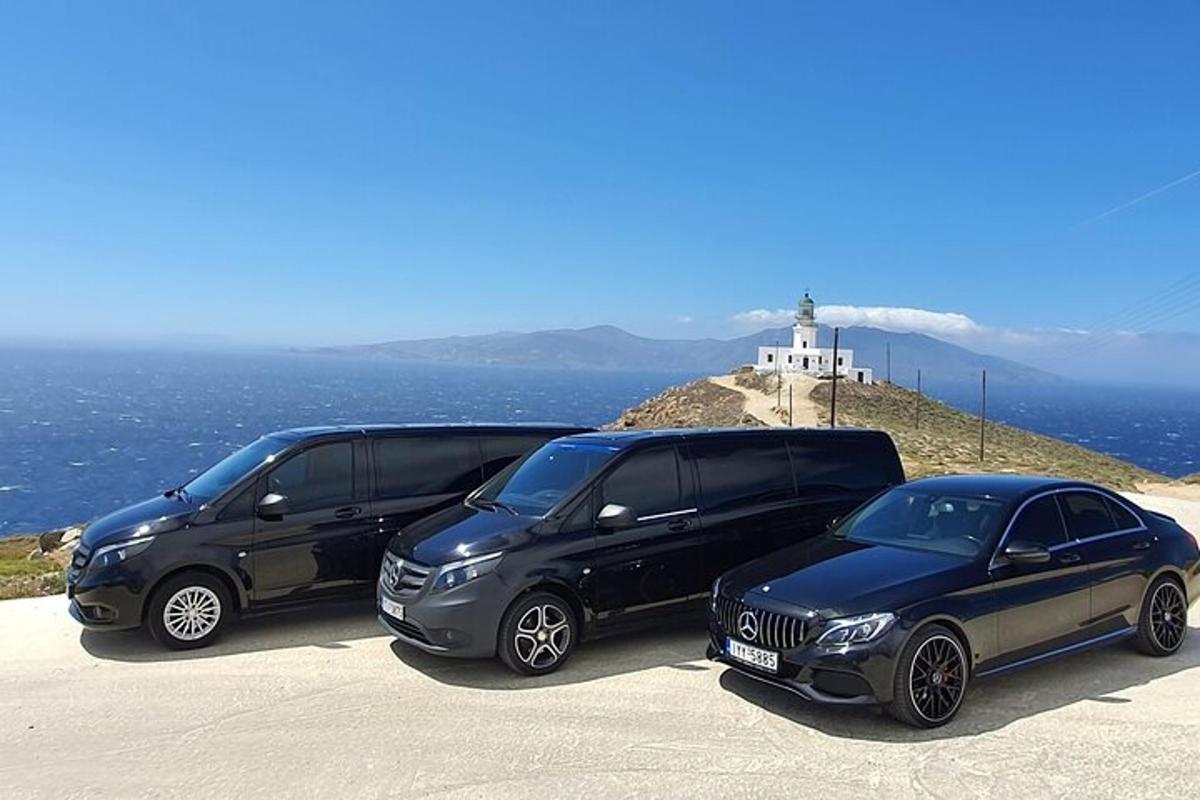 tre auto parcheggiate in un parcheggio con un faro