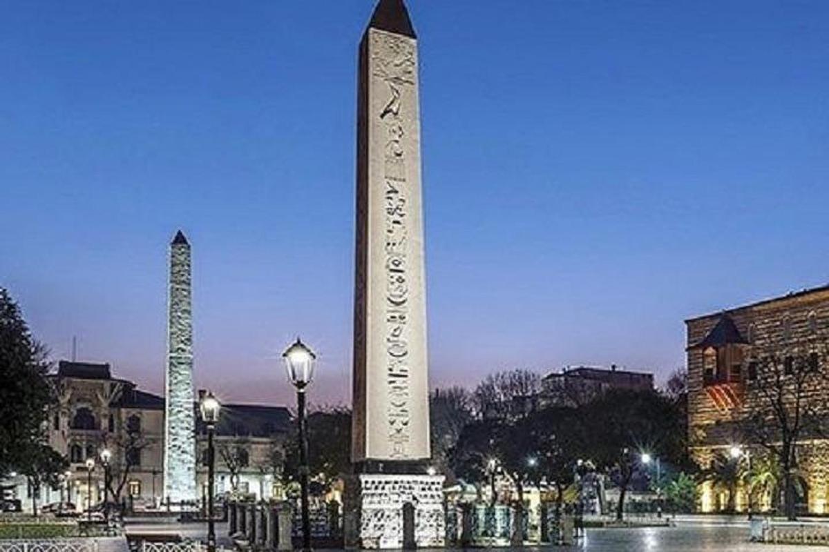 vysoký obelisk uprostřed města