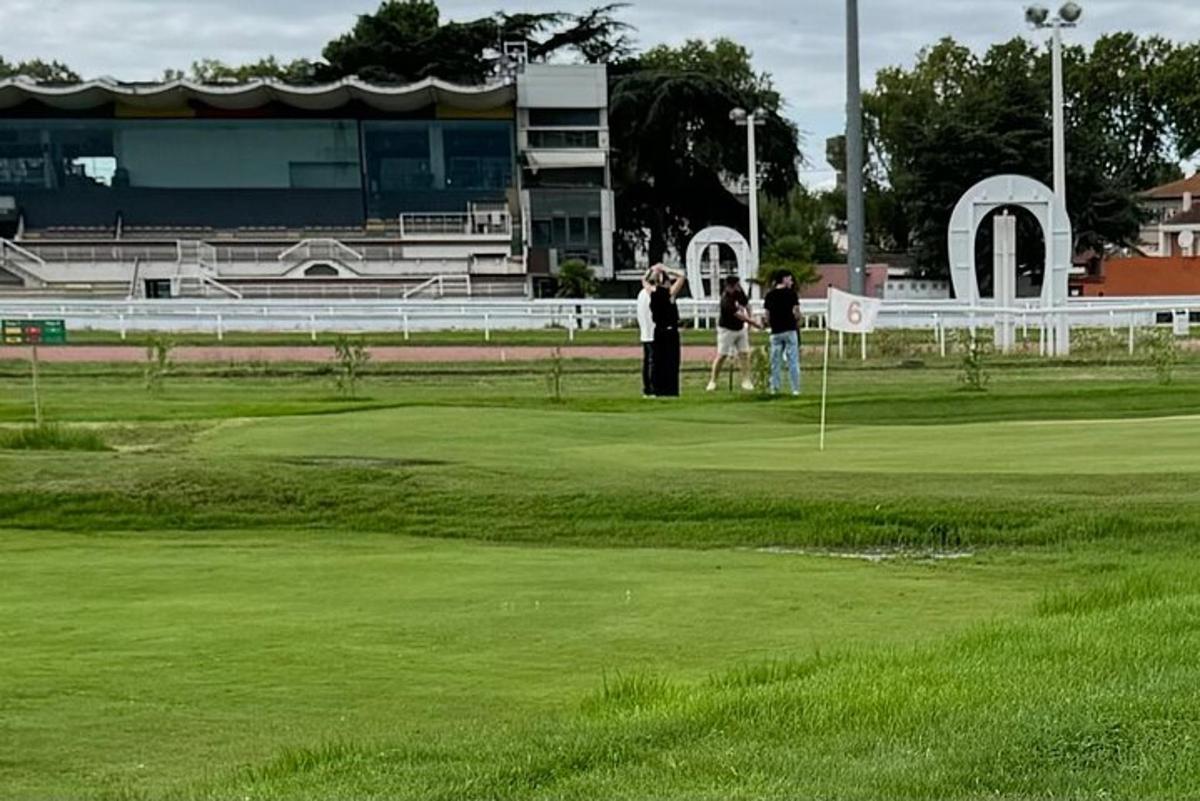 một nhóm người đang đứng trên sân golf