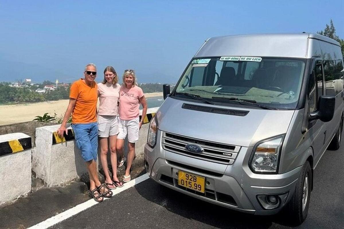 Un grupo de tres personas de pie junto a una camioneta.