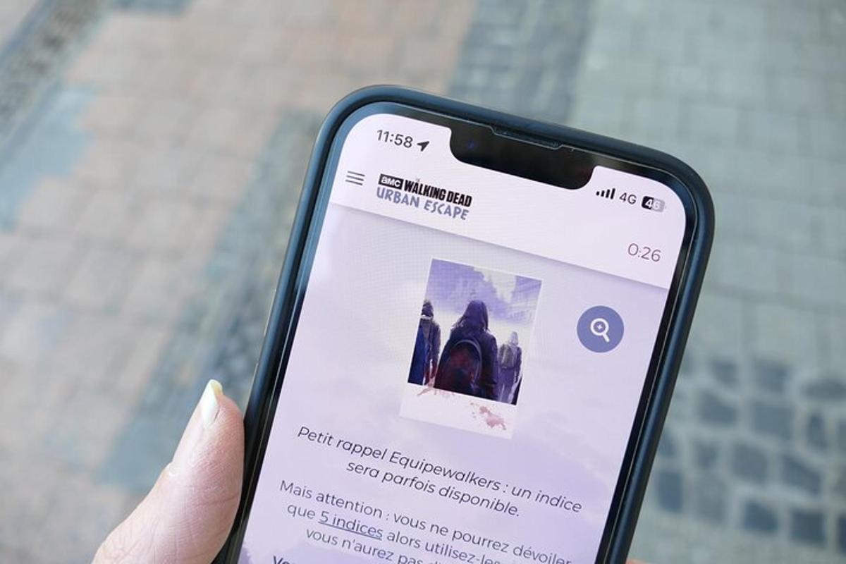 en hånd som holder en mobiltelefon med Theify-appen på