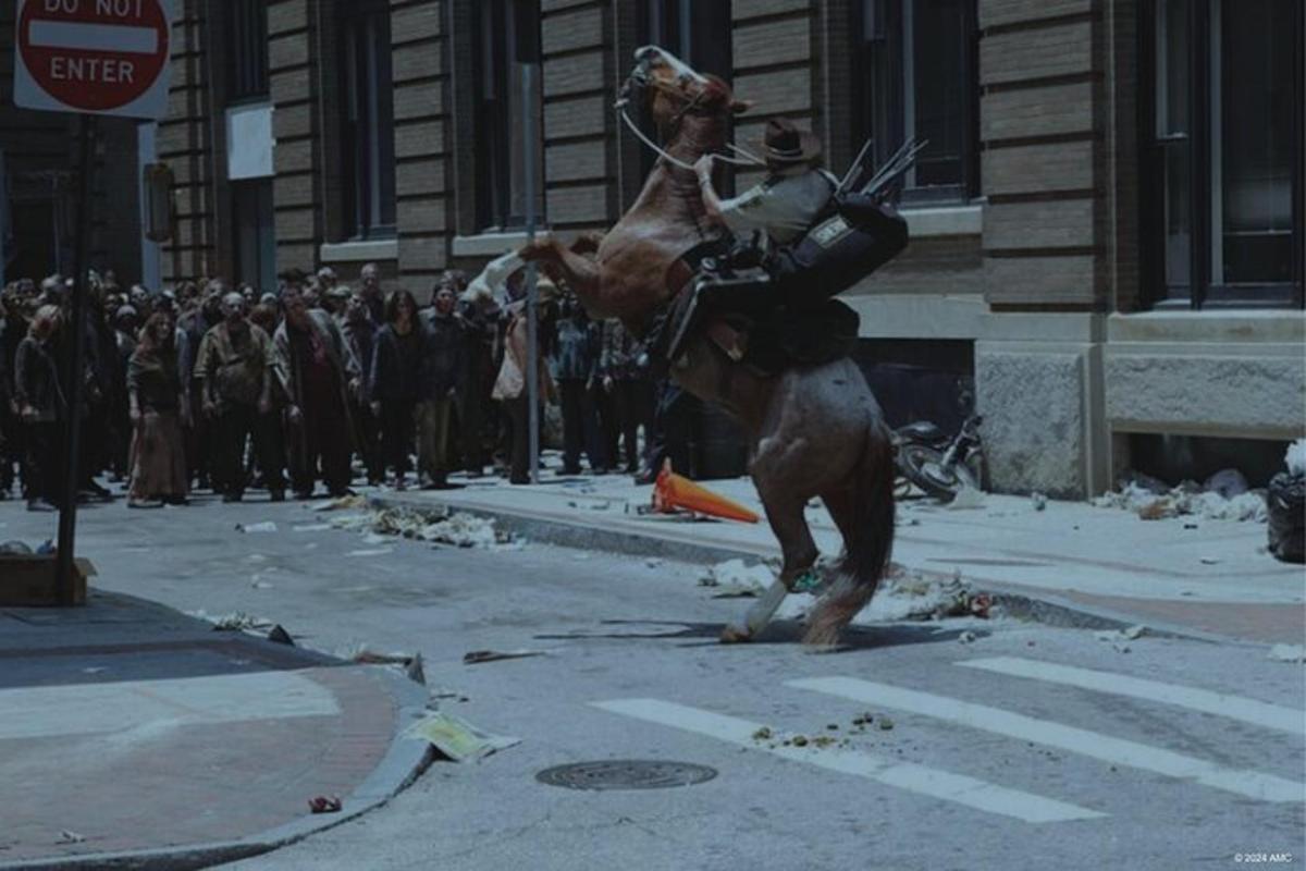 en mann rir på en hest i en parade