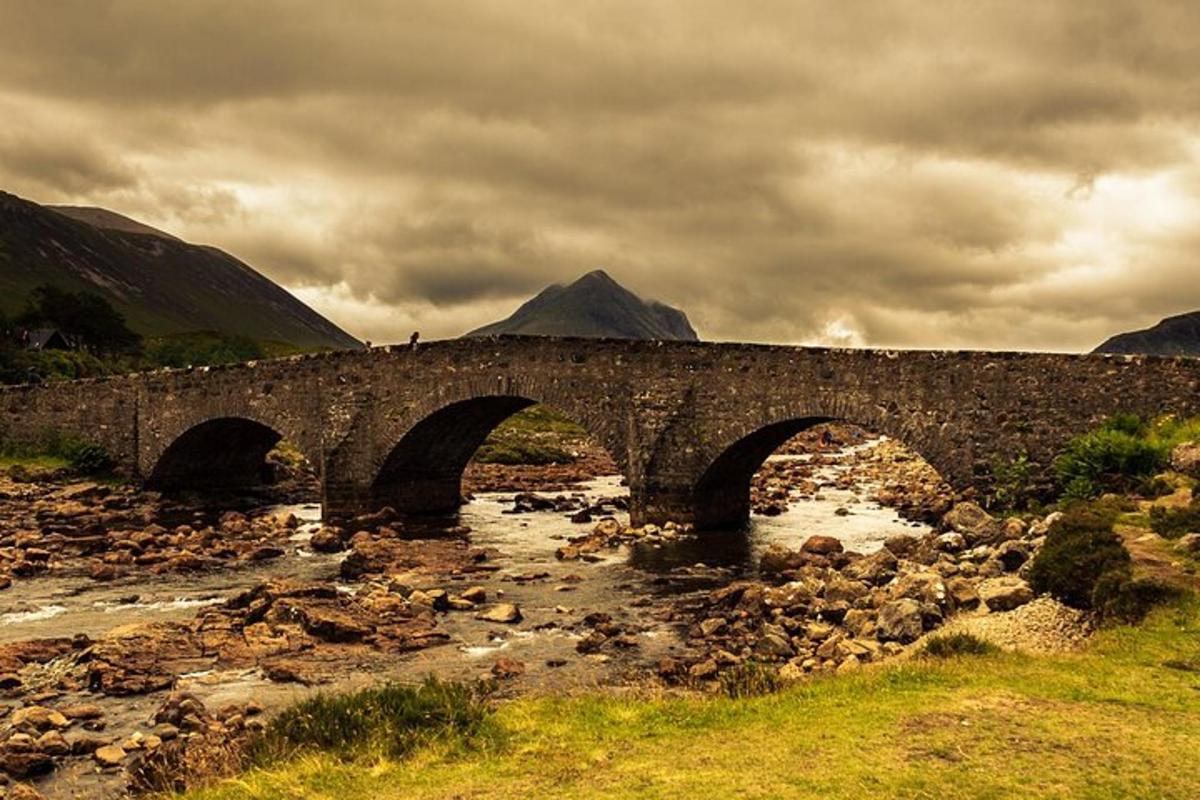 un ponte di pietra con due archi sopra un fiume