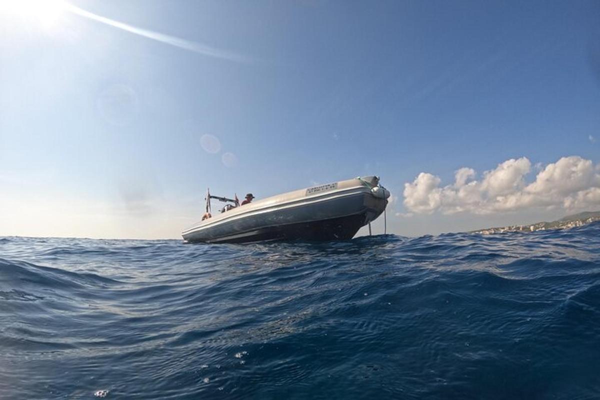 un barco en el océano sobre el agua