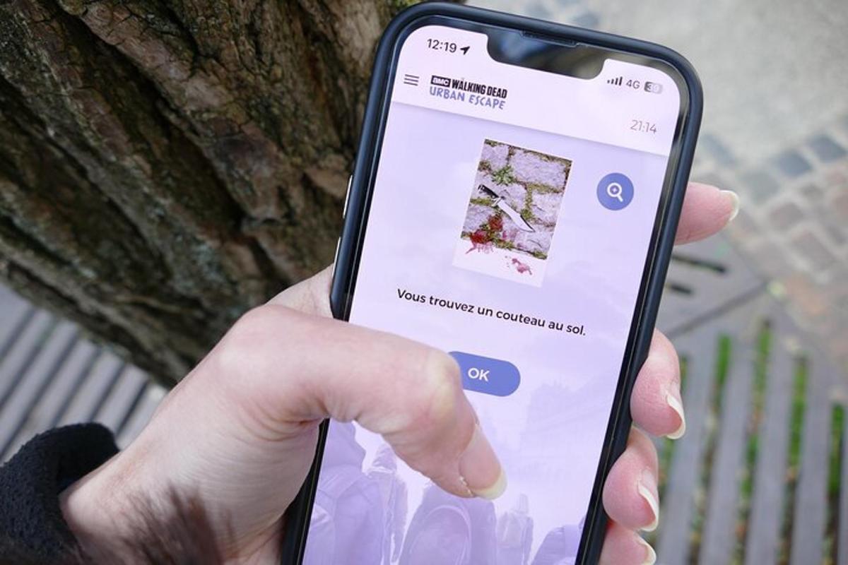 uma pessoa segurando um celular na mão