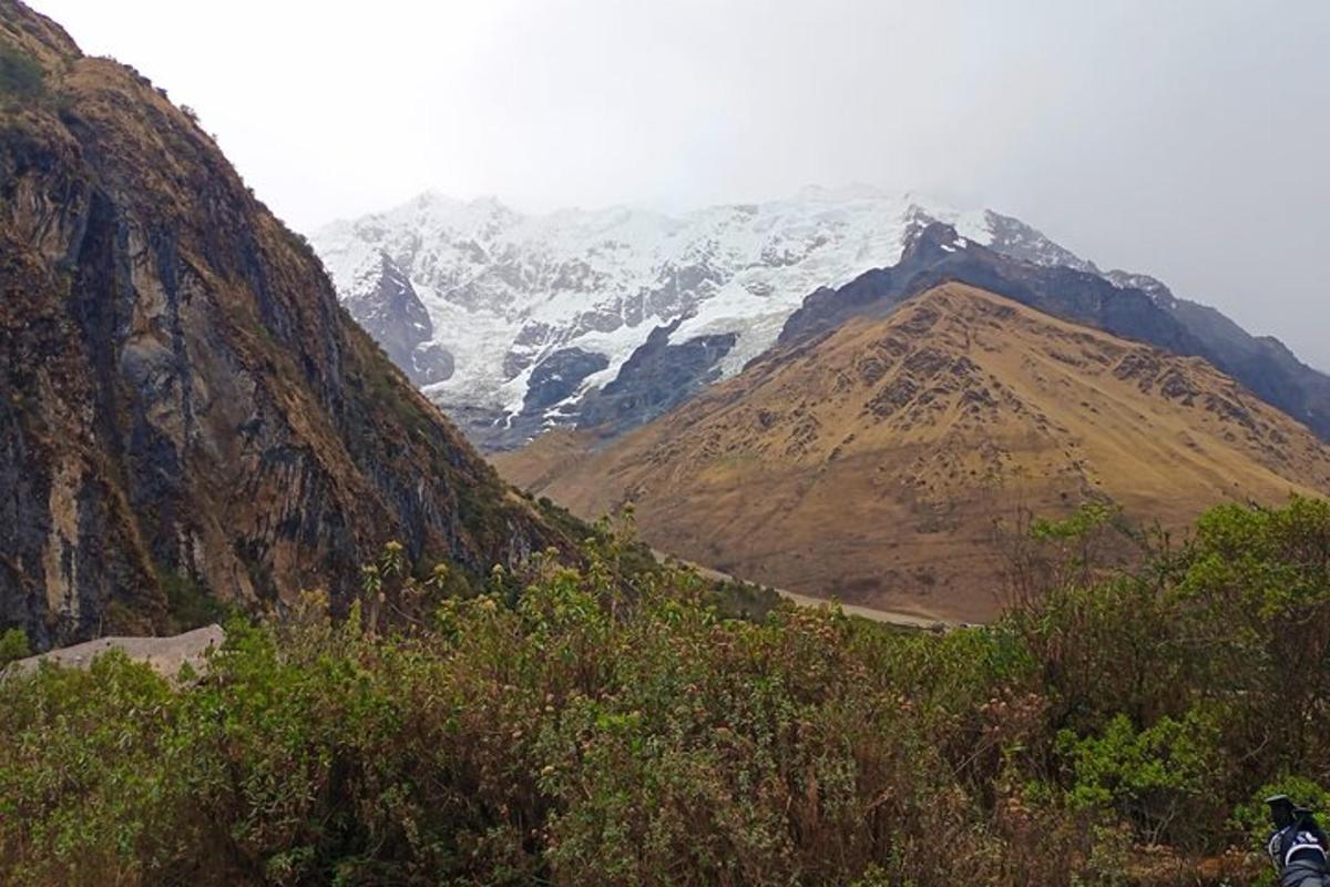 una vista di una montagna con una montagna coperta di neve