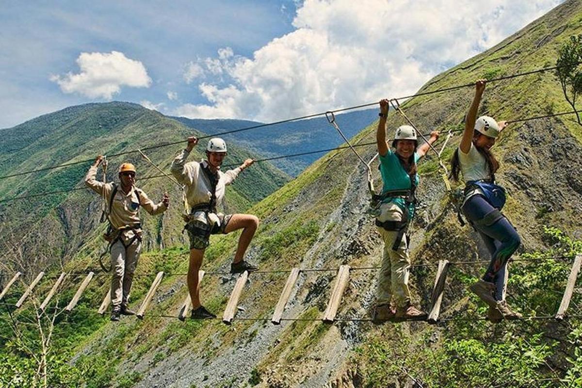 skupina lidí na zip line na hoře