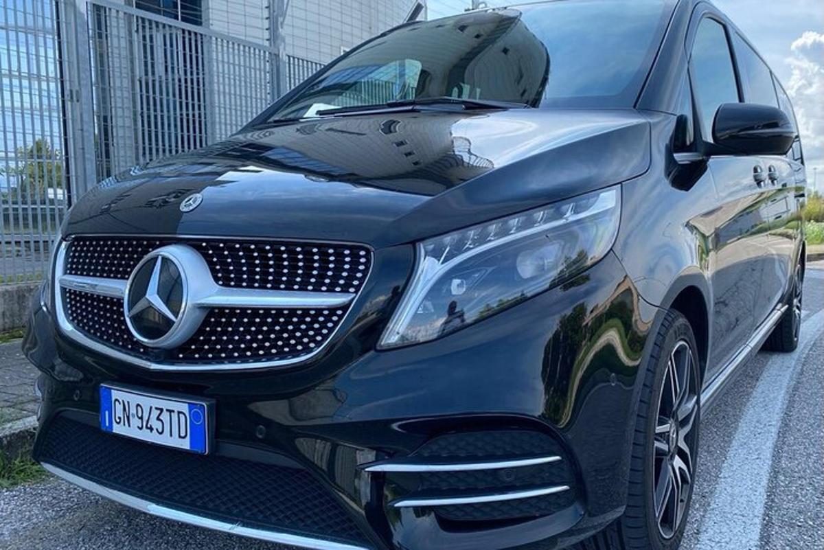 czarny samochód zaparkowany na parkingu