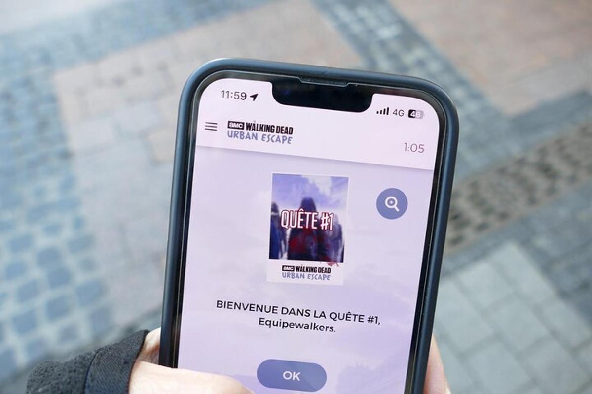 Una persona que sostiene un teléfono celular con la página del pedido.