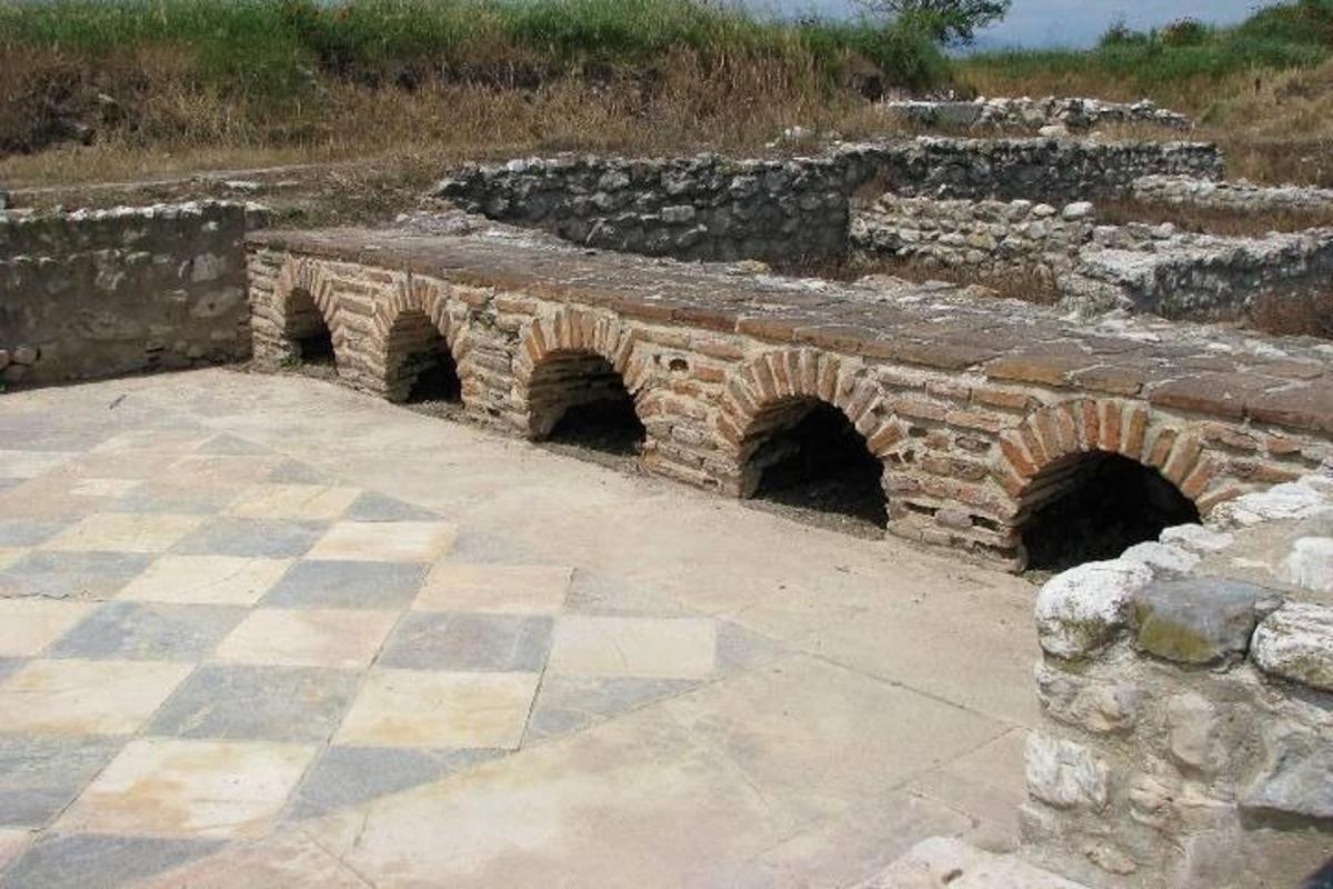 một cây cầu đá có hai đường hầm trong một cánh đồng