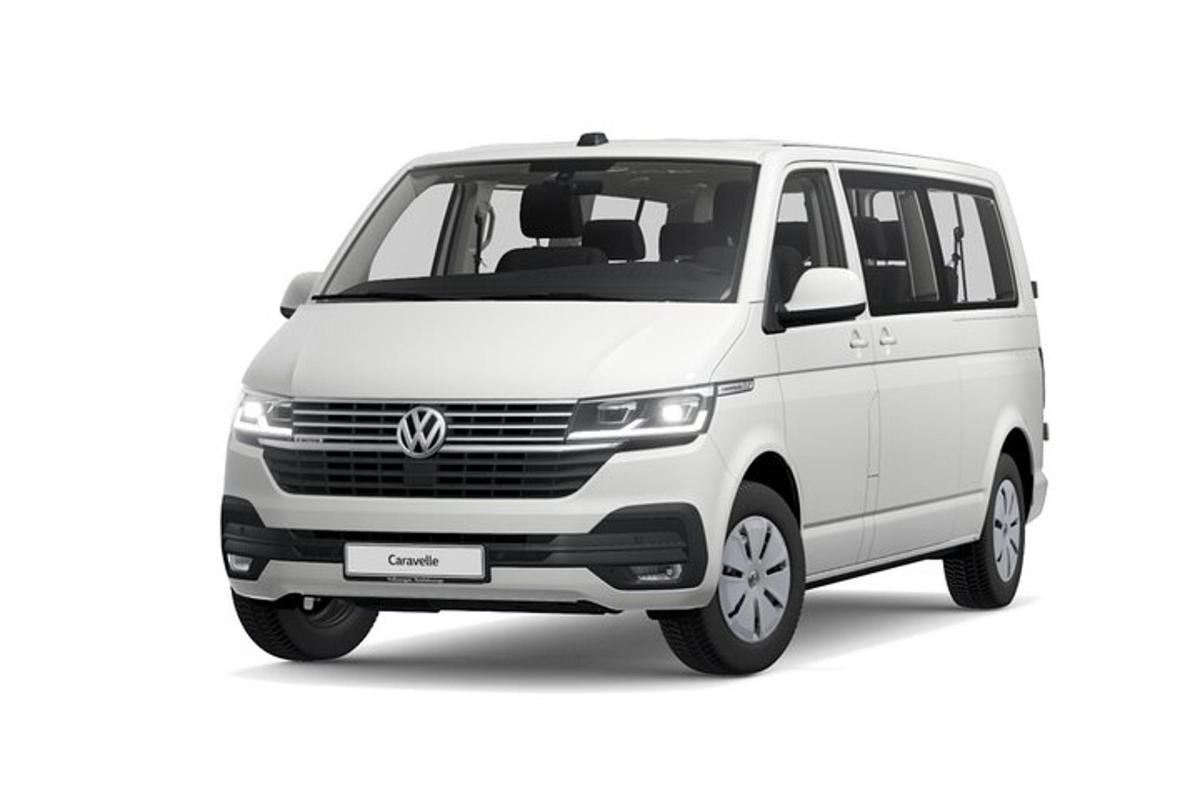 Ένα λευκό μίνι λεωφορείο Volkswagen απομονωμένο σε λευκό φόντο