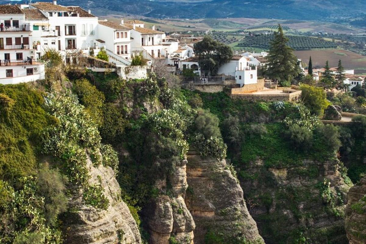 un pueblo en la cima de una montaña rocosa