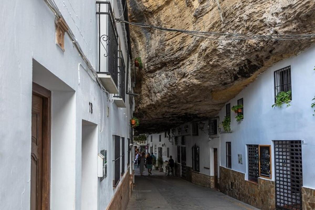 Un callejón estrecho con una montaña al lado