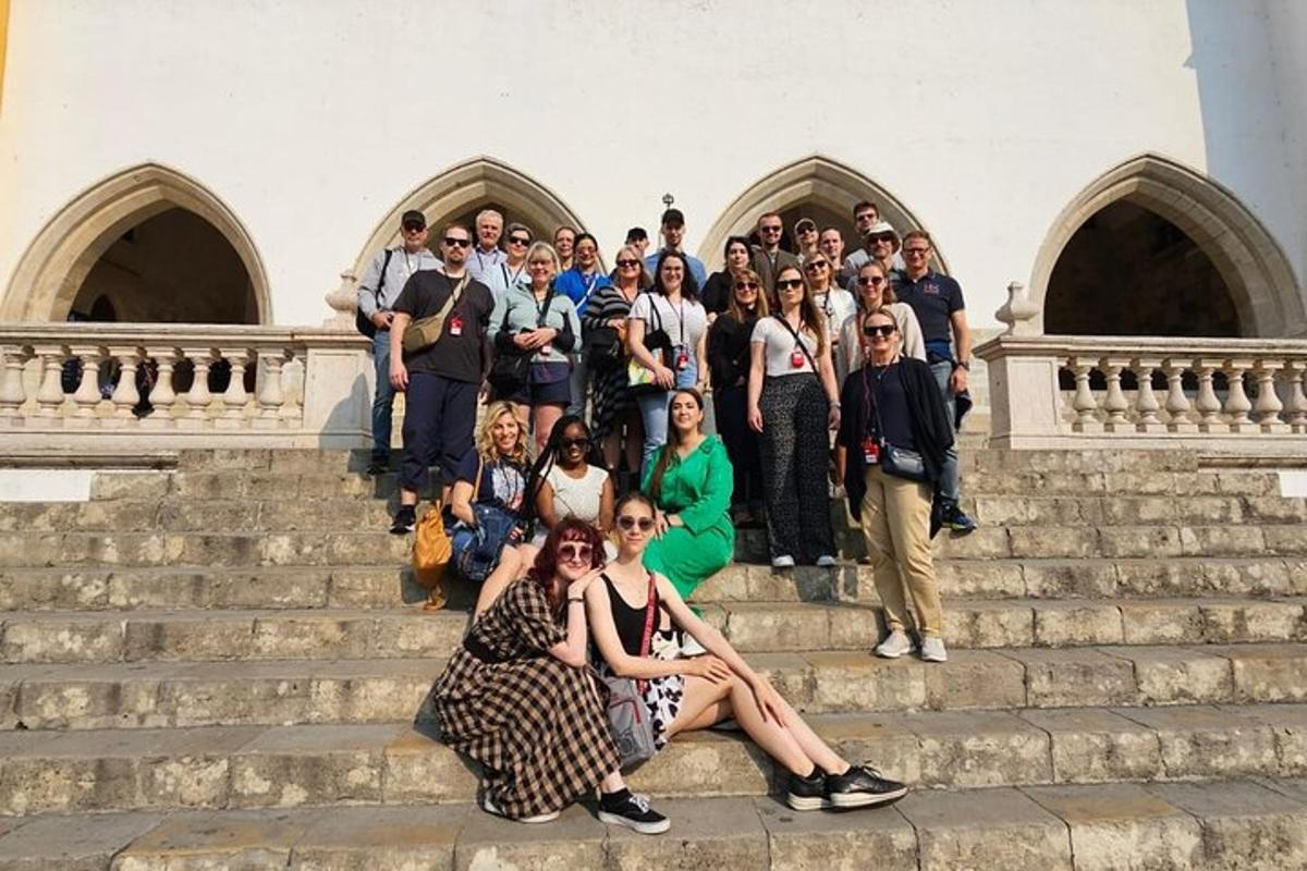 skupina lidí pózujících pro fotografii na schodech