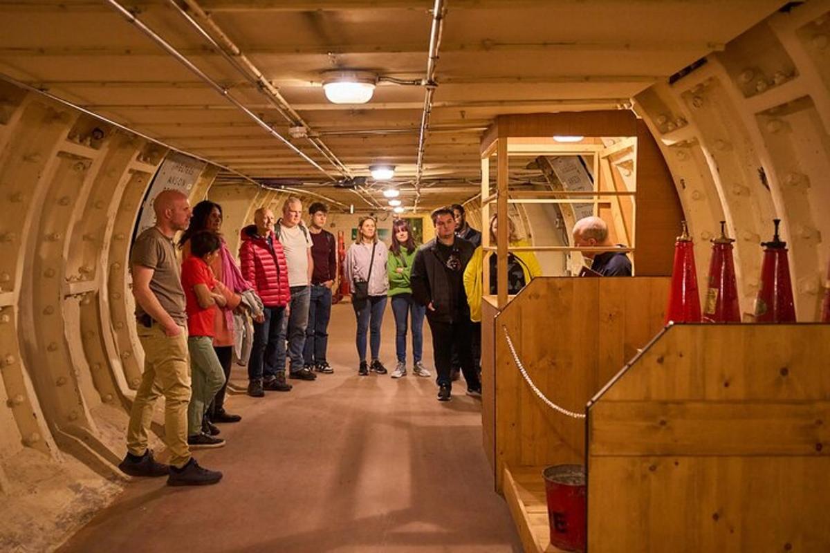 un gruppo di persone è in piedi in un tunnel