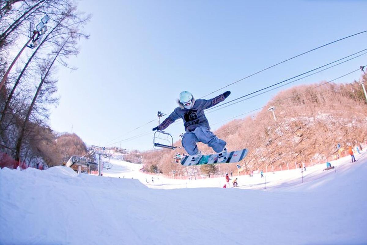 um homem voando pelo ar enquanto anda de snowboard
