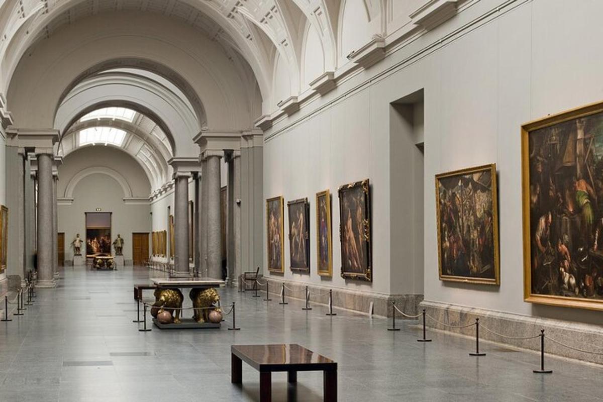 käytävä, jonka seinillä on maalauksia museossa