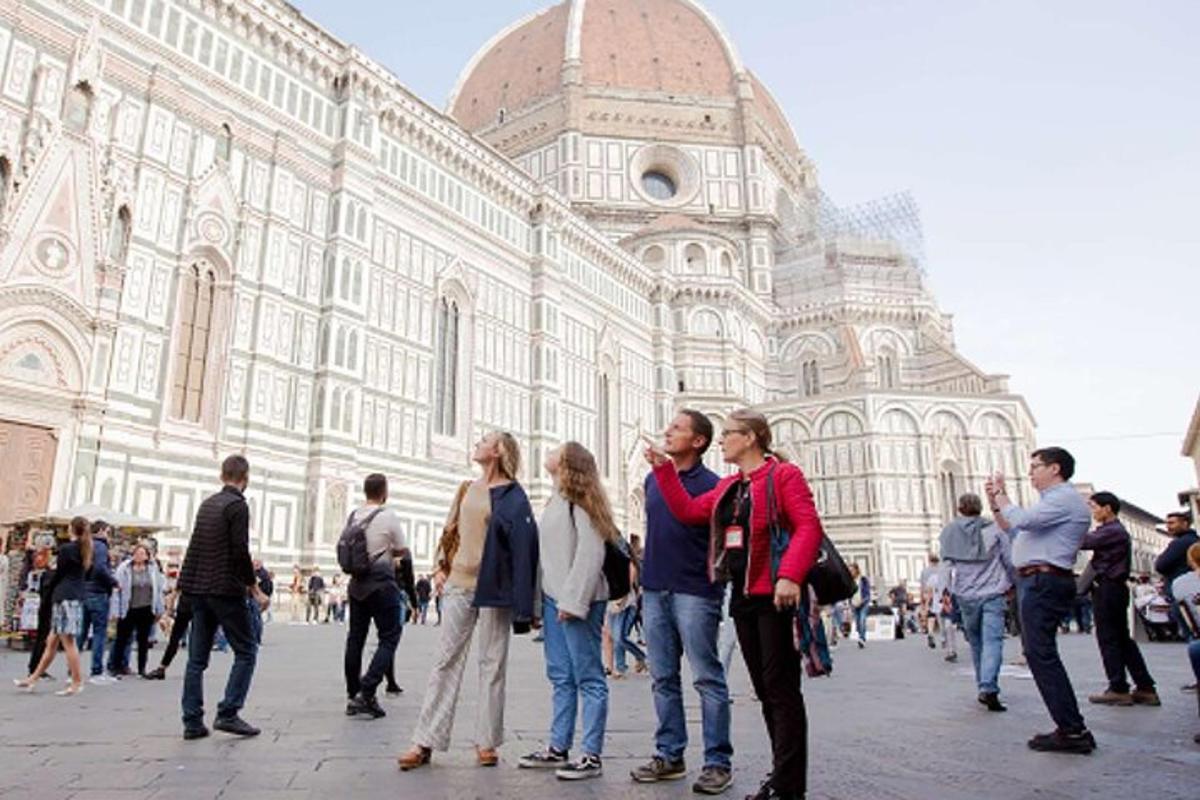un gruppo di persone in piedi davanti a un edificio