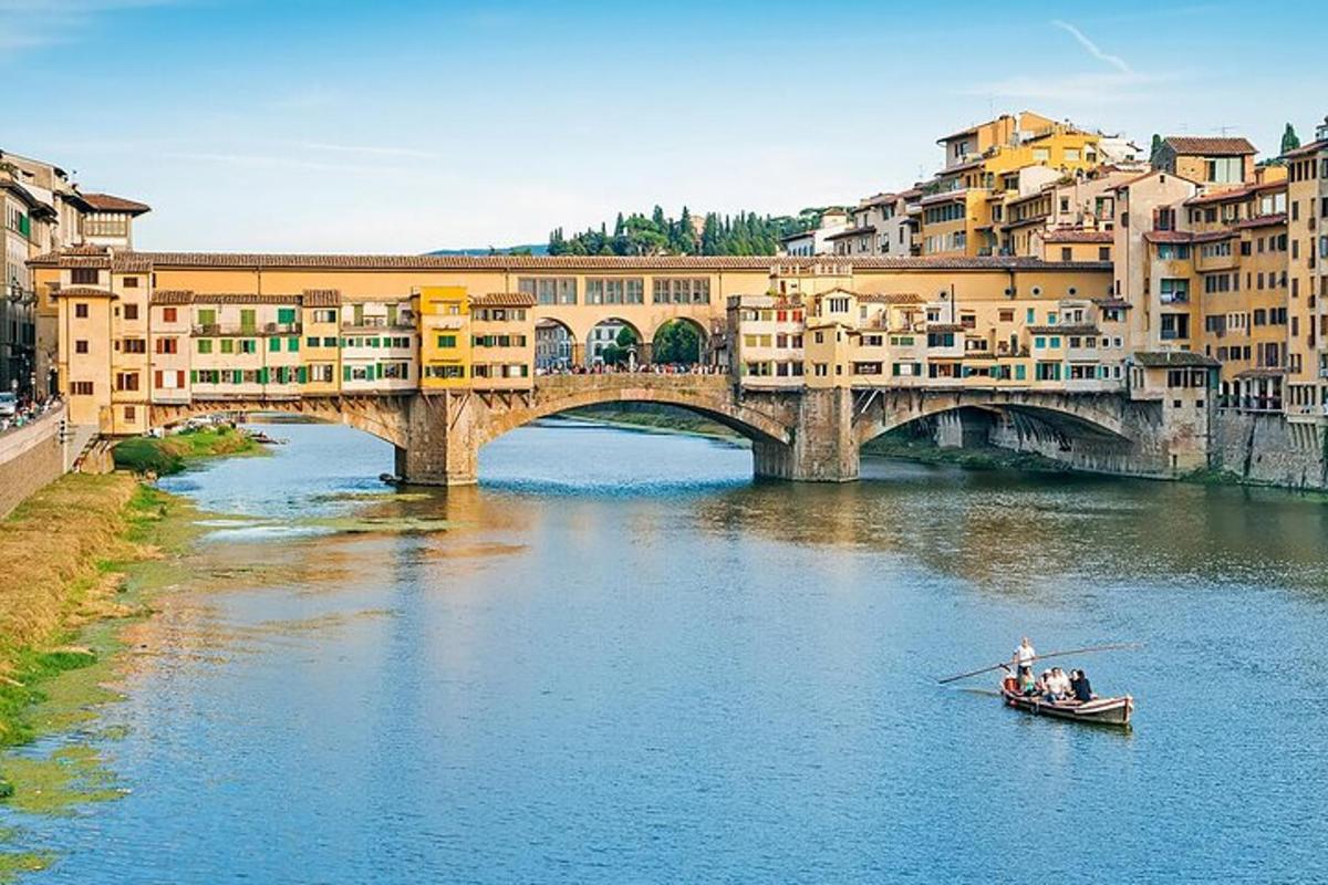 una barca al riu davant d'un pont
