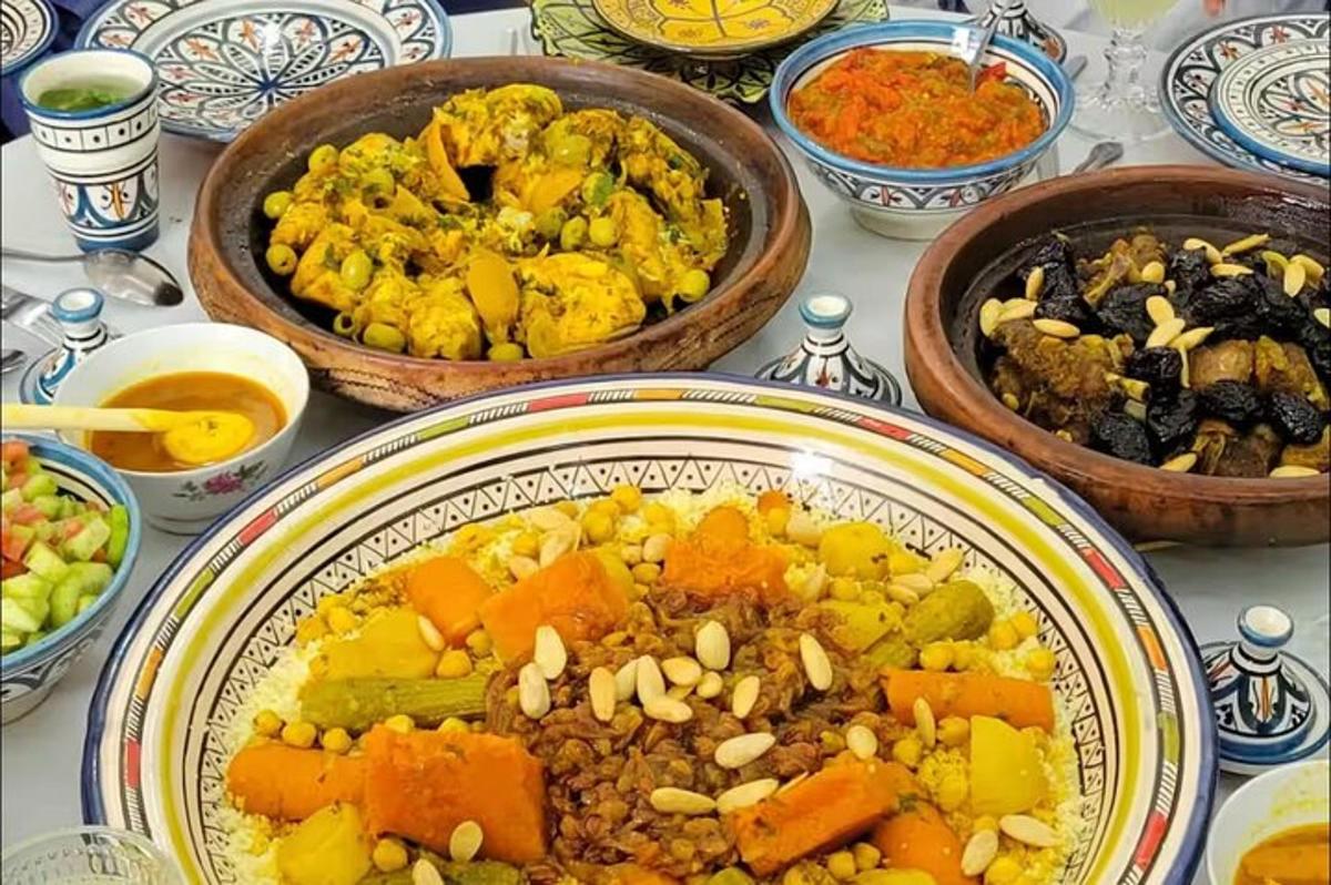 маса, покрита с купички с храна