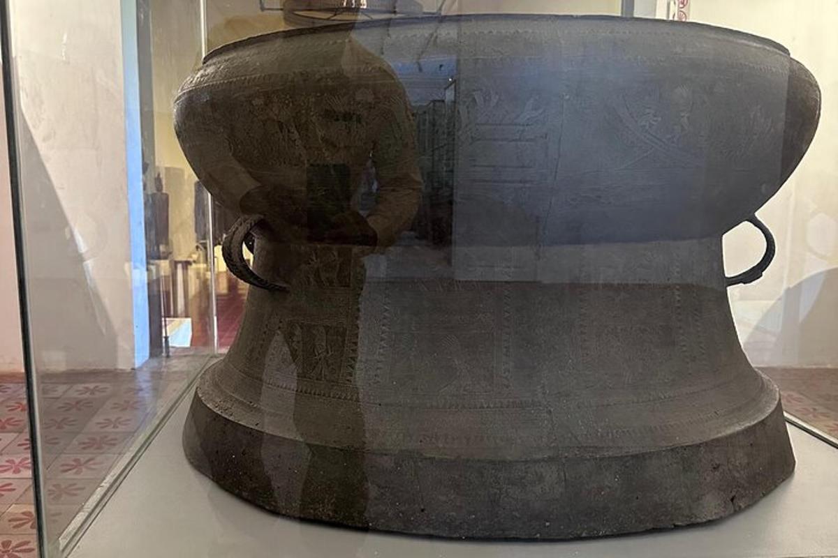 un grande vaso esposto in un museo