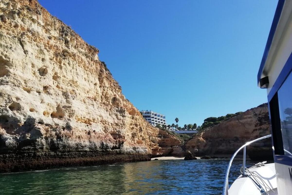 лодка в воде рядом со скалой