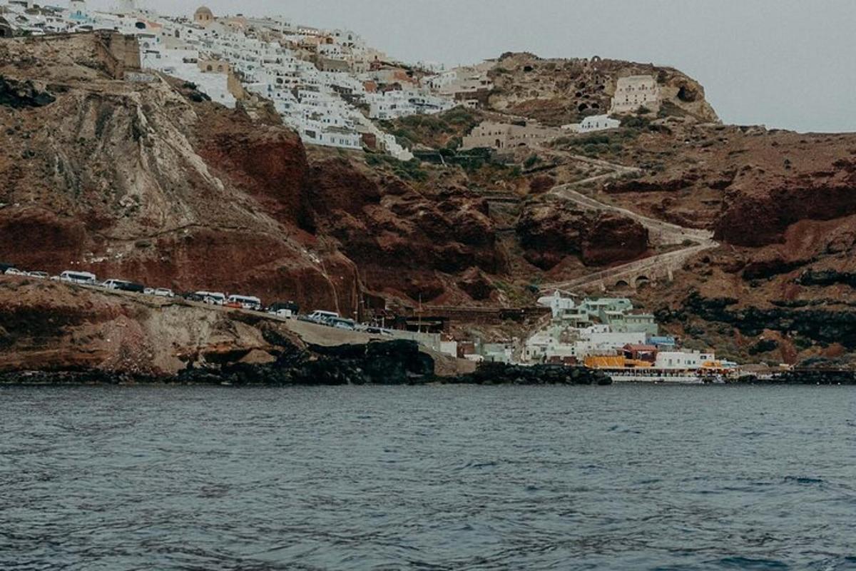 un gruppo di edifici bianchi su una collina vicino all'acqua
