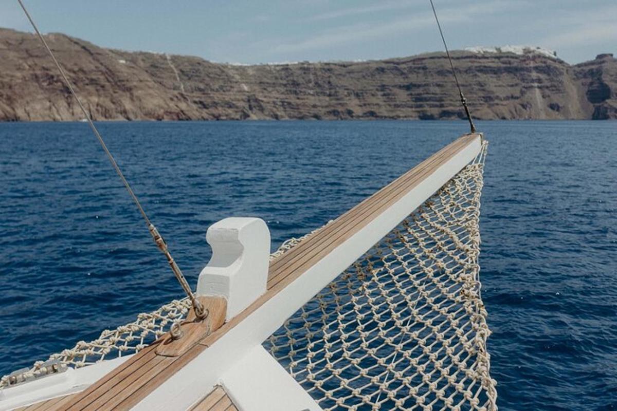una vista della prua di una barca in acqua